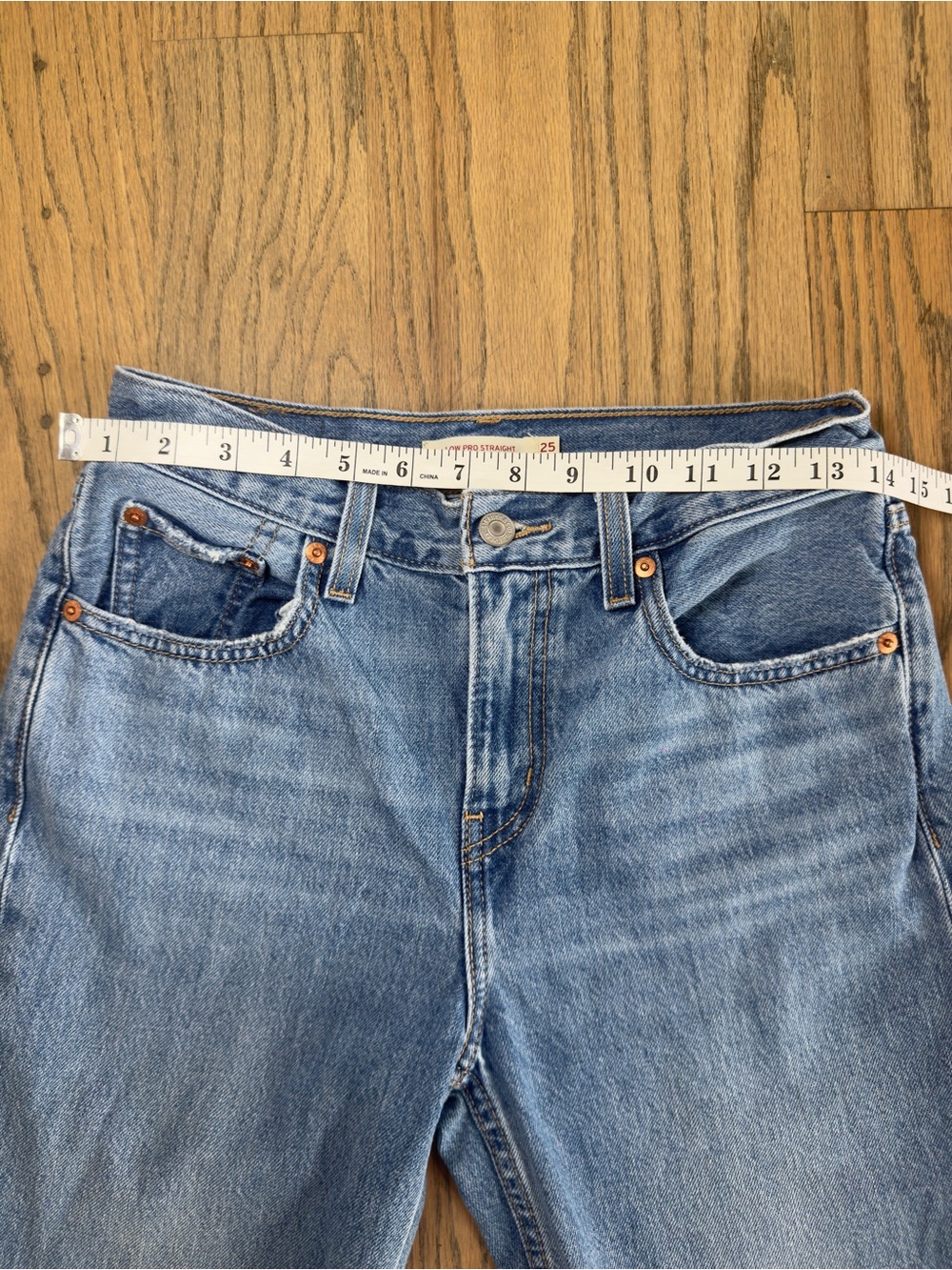 Levi's 501 '90s Ankle Jeans in a medium wash blue - size 25 - Picture 4 of 6